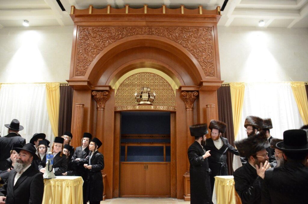 חנוכת ארון הקודש שנתרם לעילוי נשמת הרב שלמה שלוש זצ״ל, בית הכנסת נדבורנא בחיפה